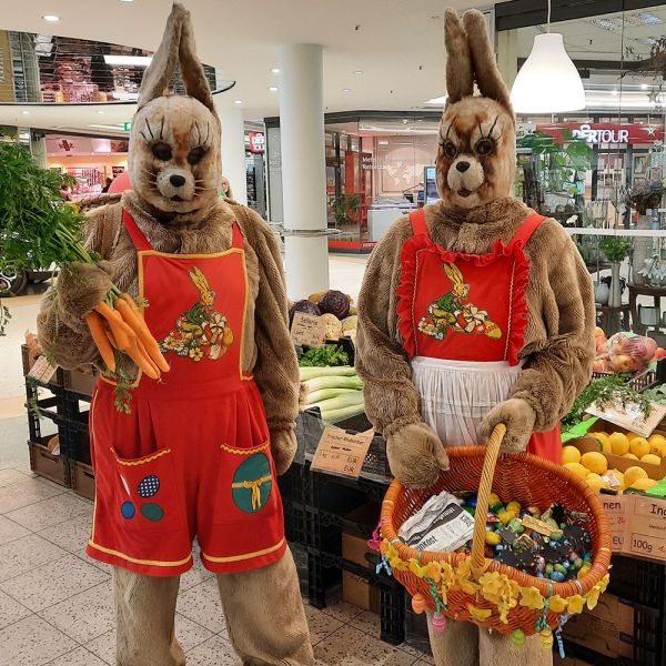 Das Hirschfelder Osterhasenpaar im ElbeCenter