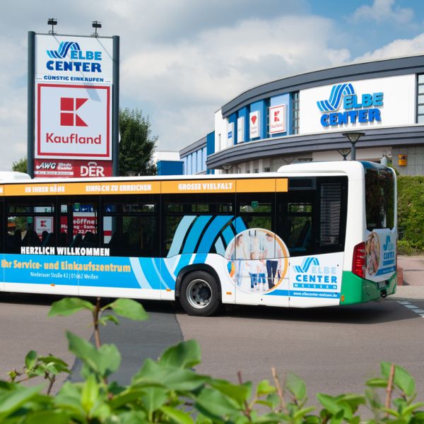 Der neue Elbe-Center-Bus. Im Hintergrund ist das ElbeCenter zu sehen.