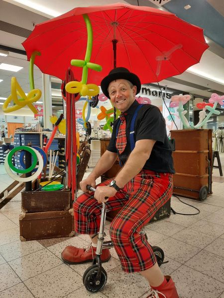 Clown Lulu Lustig auf dem Minifahrrad im ElbeCenter