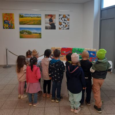 Kinder der Kita Sonnenschein Meißen vor den gestalteten Papp-Legosteinen