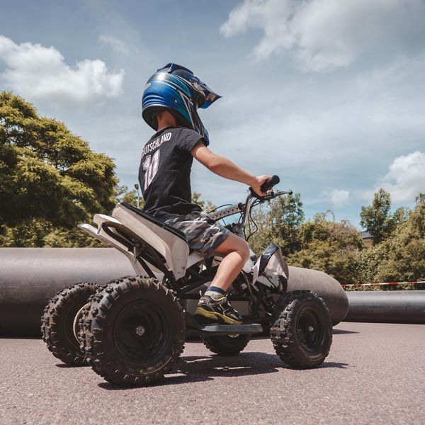 Kinder Quad Parcours auf dem Parkplatz des ElbeCenters