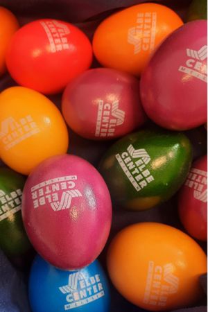 Viele bunte Logo-Eier vom ElbeCenter