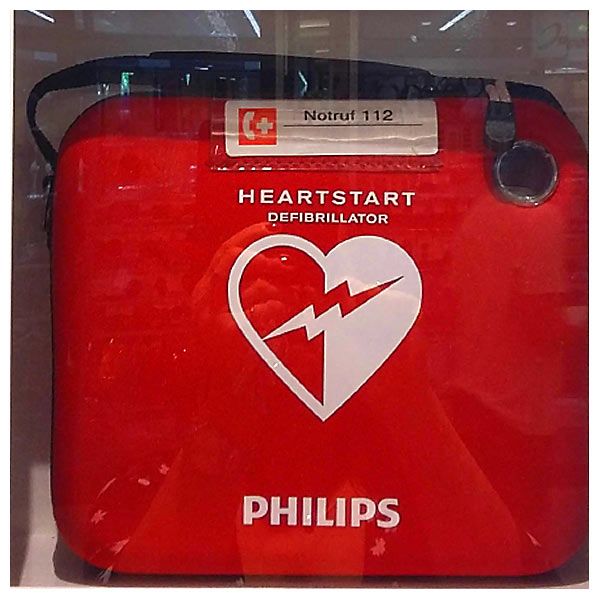 Ab sofort verfügt das ElbeCenter über einen Defibrillator