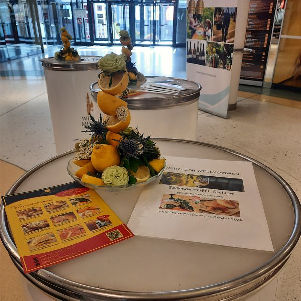 Kreative und blumige Zitronendekoration im Rondell des ElbeCenters Meißen